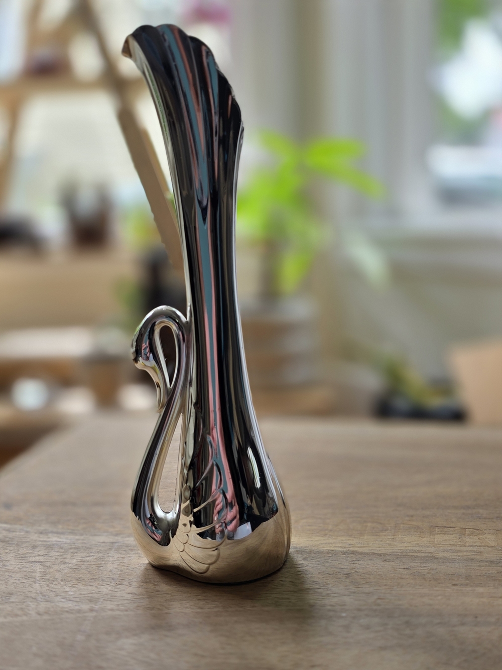 vintage Oneida silver-plated swan bud vase, standing approximately 7 inches tall - Picture 4 of 16